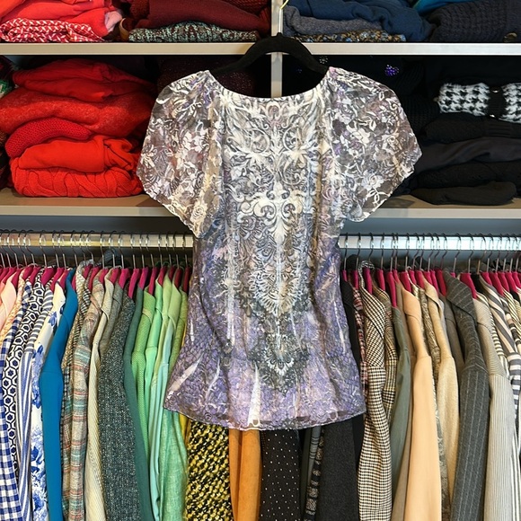 Unbranded gray/lavender print short semi sheer lined v neck top size S - Picture 3 of 3